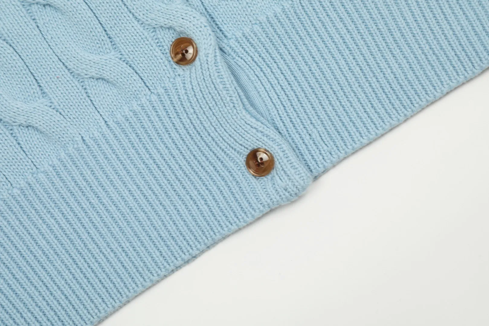 🅿️230 "Top quality" Style number: DS006# [Ralph Lauren round neck solid color pony embroidered logo twist knitted cardigan] ✅Ralph Lauren classic basic versatile knitted cardigan jacket for all seasons ✅Main supplier platform live broadcast Wholesale entity Replacement if out of stock No removal from shelves ✅ZP quality 1:1 version Scan code to enter the GF website Counter quality ✅Detailed quality The only one in Guangzhou Imported quality cotton yarn Focusing on high-end, cost-effective, and good quality. Needless to say, the version is restored to the original version. The maximum size can be worn up to 160 pounds. Loose, comfortable and stress-free. ✅The upper body is simple and easy to match. A must-have for goddess ootd. Good-looking clothes are never picky. A must-have in the goddess’ wardrobe. Size: S-XL. Color: Black, navy, off-white, gray, light blue, light pink, colorful blue, khaki, bright yellow, purple, Chinese red, turquoise green.